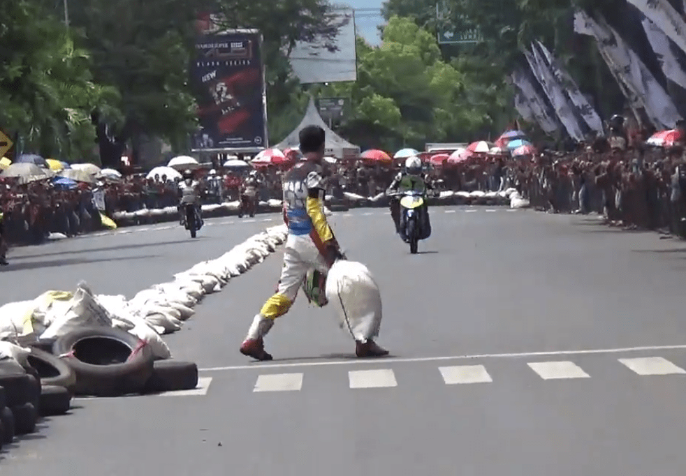 Indonesian scooter racer takes out competitor with sandbag Visordown